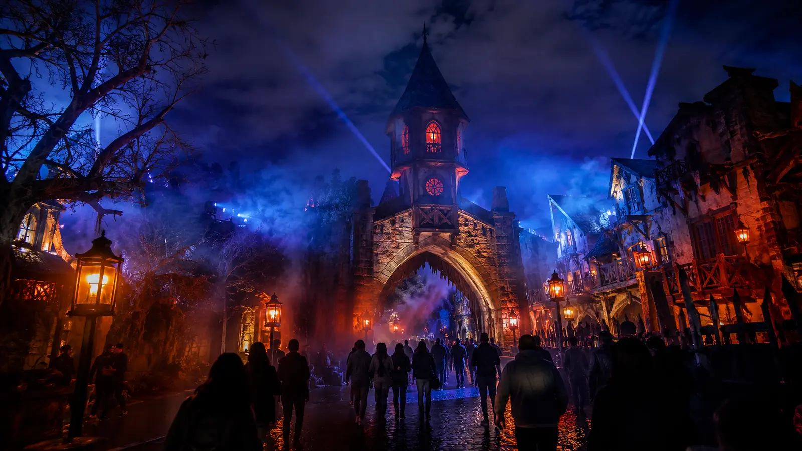 Entrada cenográfica de evento de terror com névoa e iluminação noturna